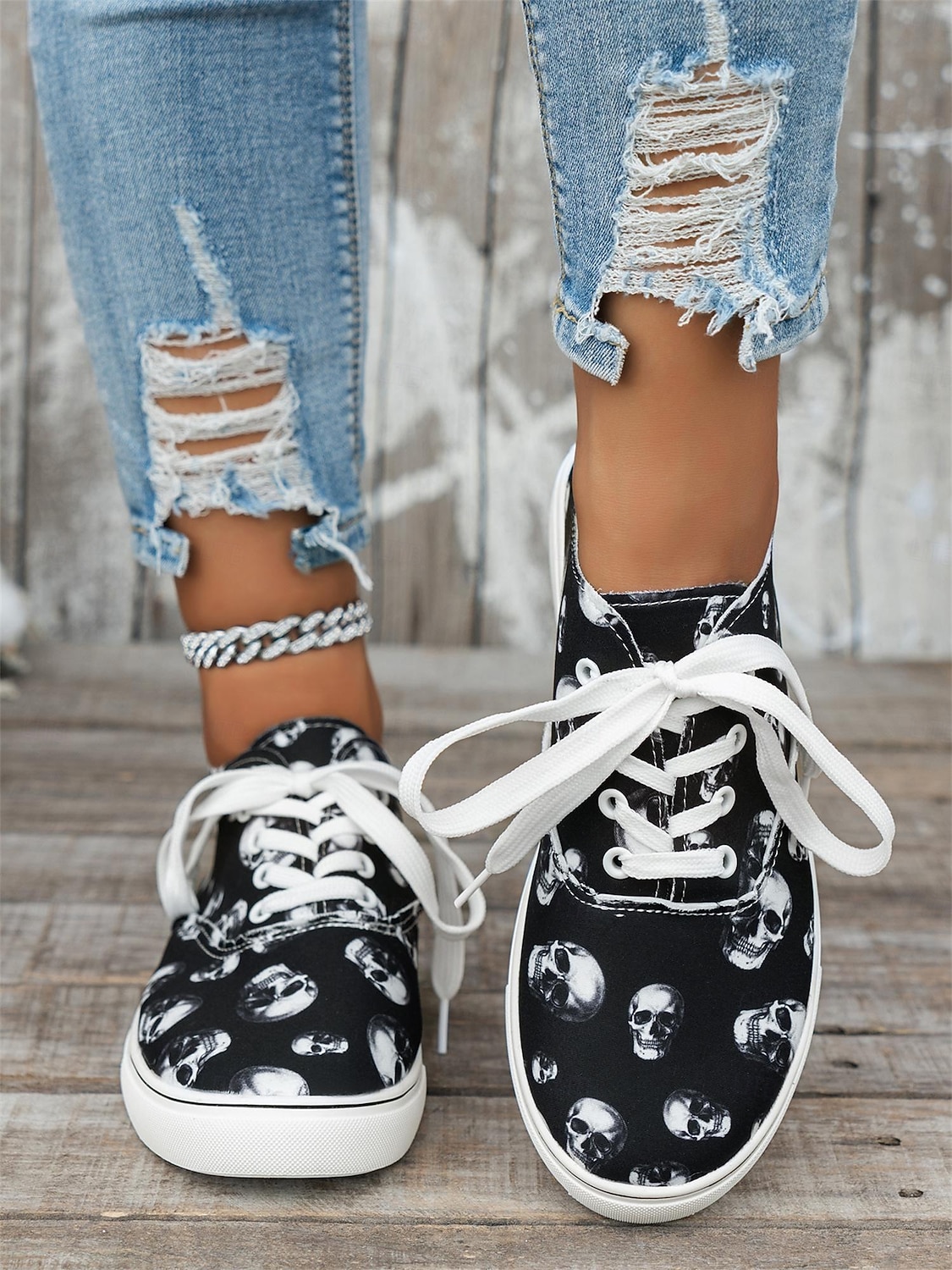 sneakers da donna con lacci e stampa teschio – scarpe basse casual gotiche con suola bianca, perfette per Halloween e per lo street style quotidiano del 2025 a $29.99 –P1