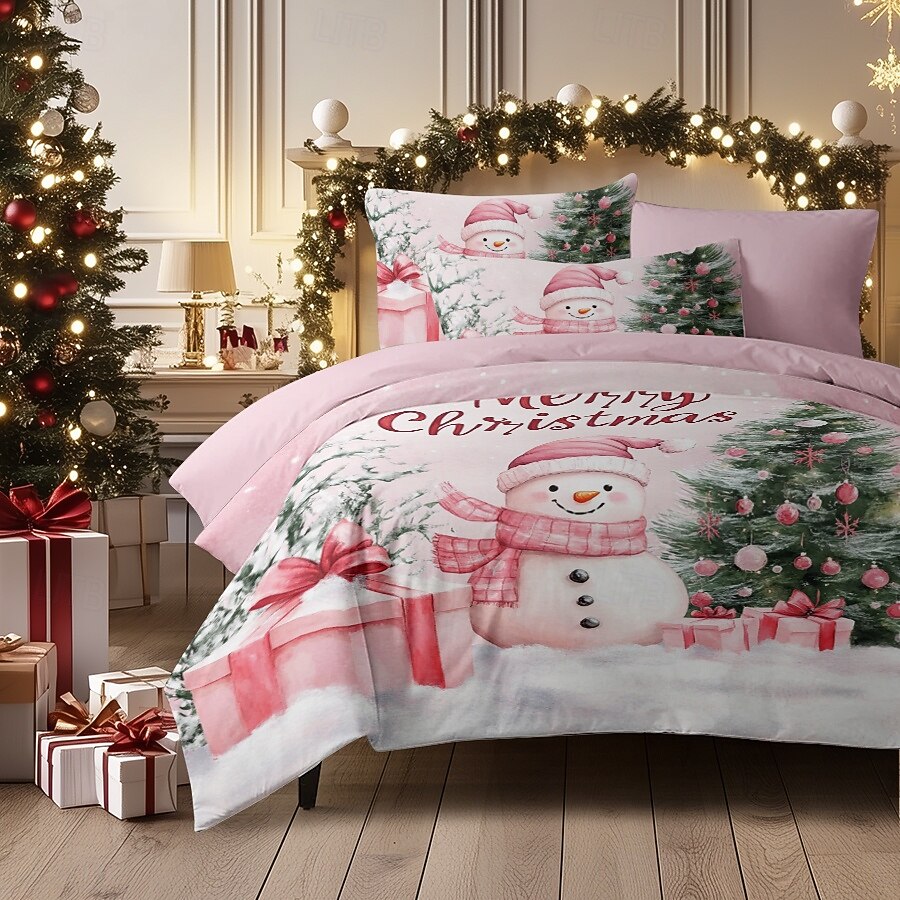 2025年 クリスマス用掛け布団カバーセット。雪だるまデザインのピンク。クリスマスのお祝いのホリデー寝具には、掛け布団カバーと枕カバーが含まれており、寝室に気まぐれな季節感を加えるのに最適です。  コレクション – $58.99 –P5
