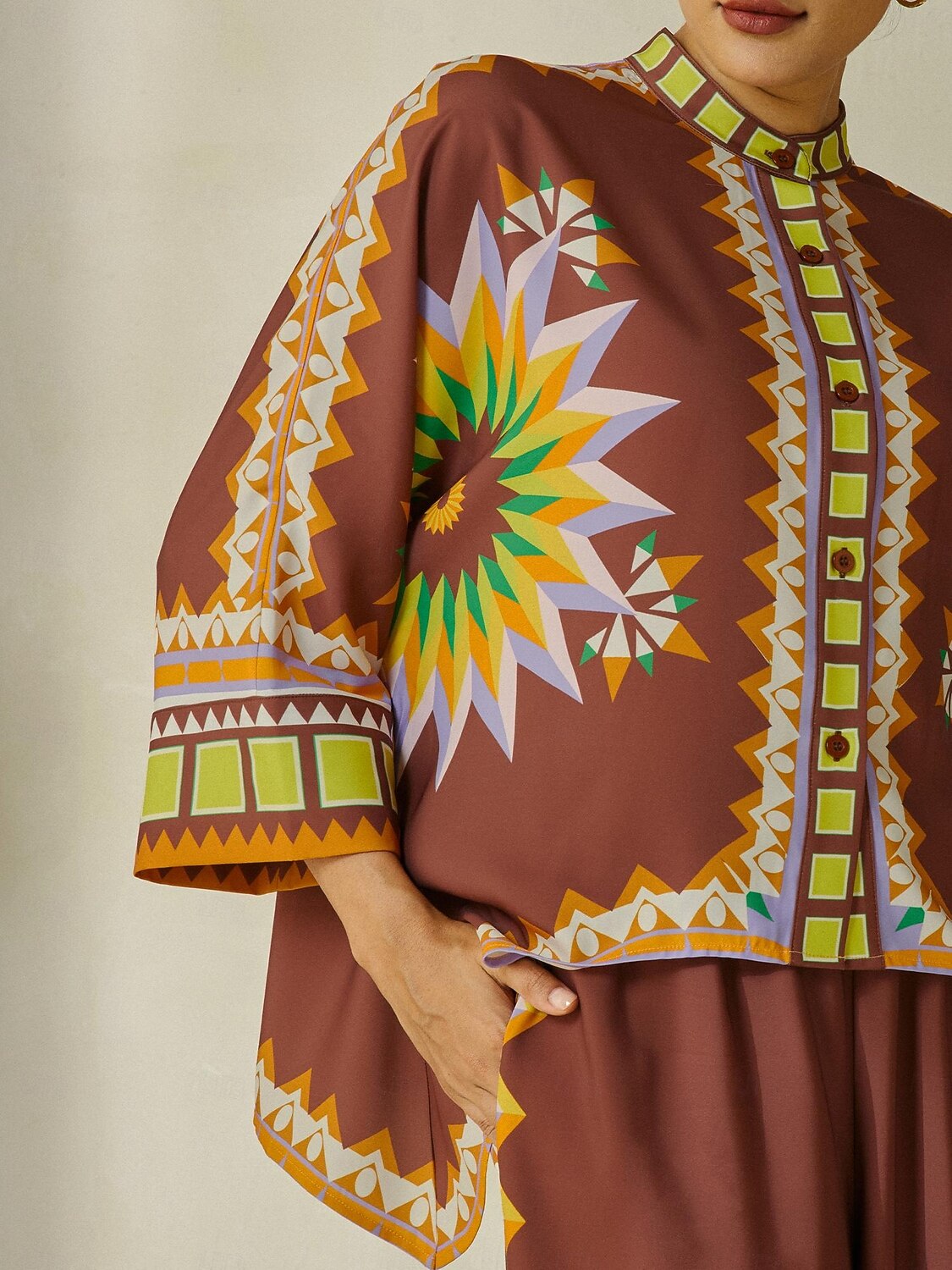 camicetta girocollo con maniche a giro in raso geometrico boho magyar del 2025 a $61.99 –P7