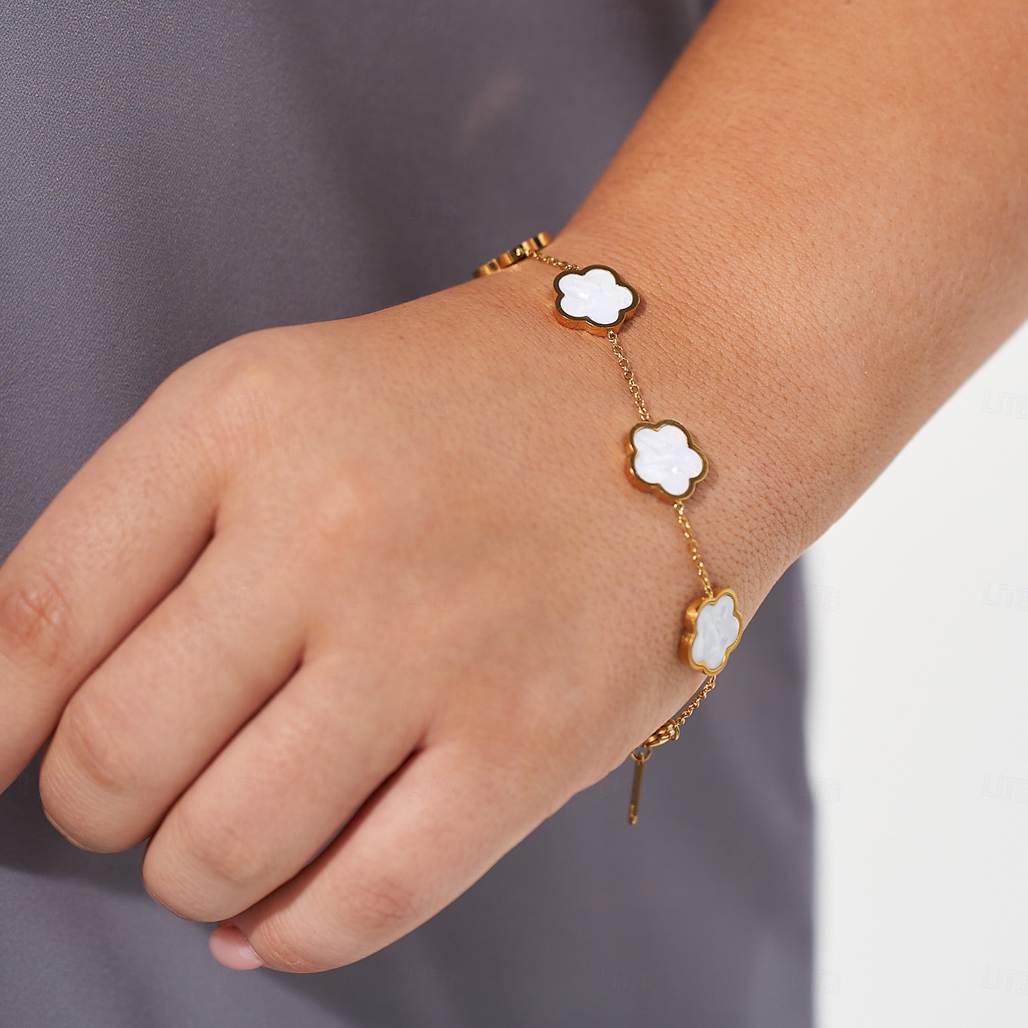 parure de bijoux en plaqué or avec fleur et nacre pour femme – collier, bracelet et boucles d'oreilles élégants pour femme de 2025 ? $24.99 –P1
