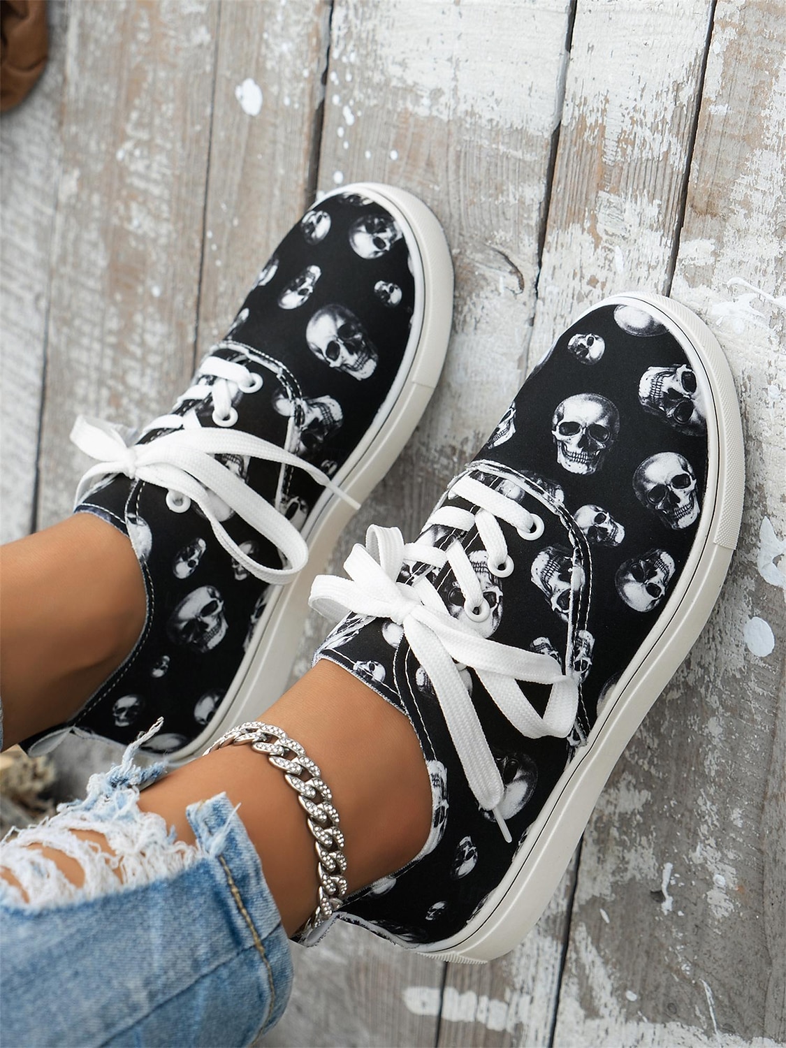 sneakers da donna con lacci e stampa teschio – scarpe basse casual gotiche con suola bianca, perfette per Halloween e per lo street style quotidiano del 2025 a $29.99 –P2