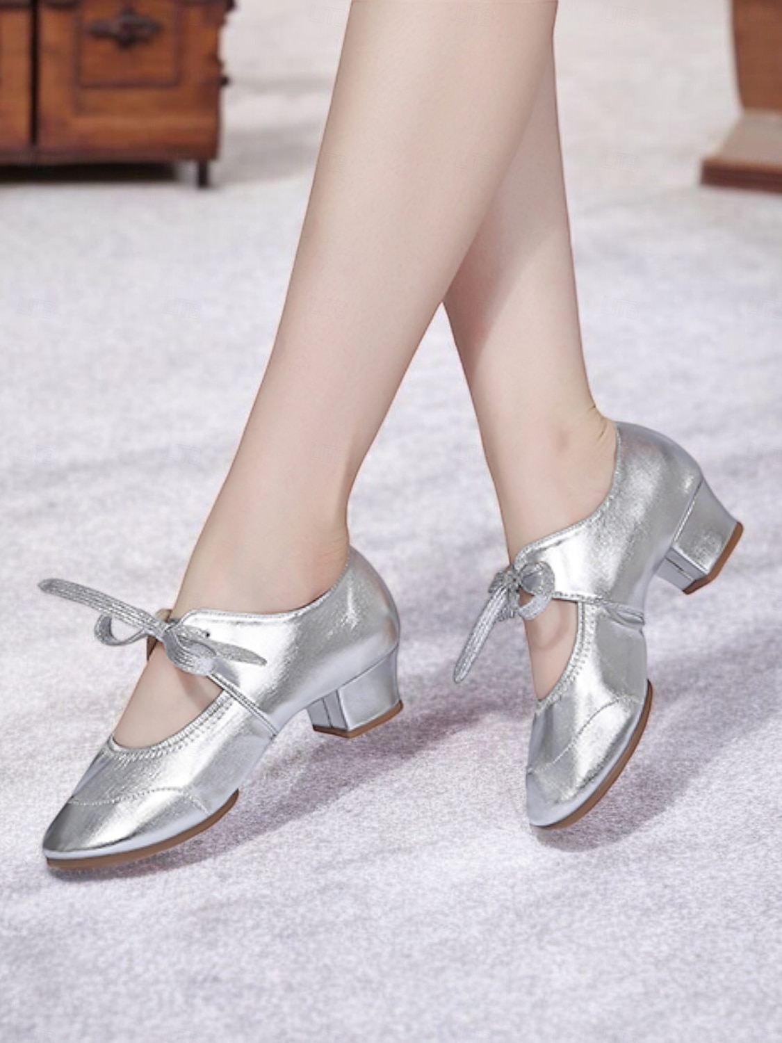 chaussures de danse à lacets dorées pour femmes avec talon bas, parfaites pour les spectacles de danse de salon, latine et jazz de 2025 ? $32.99 –P5