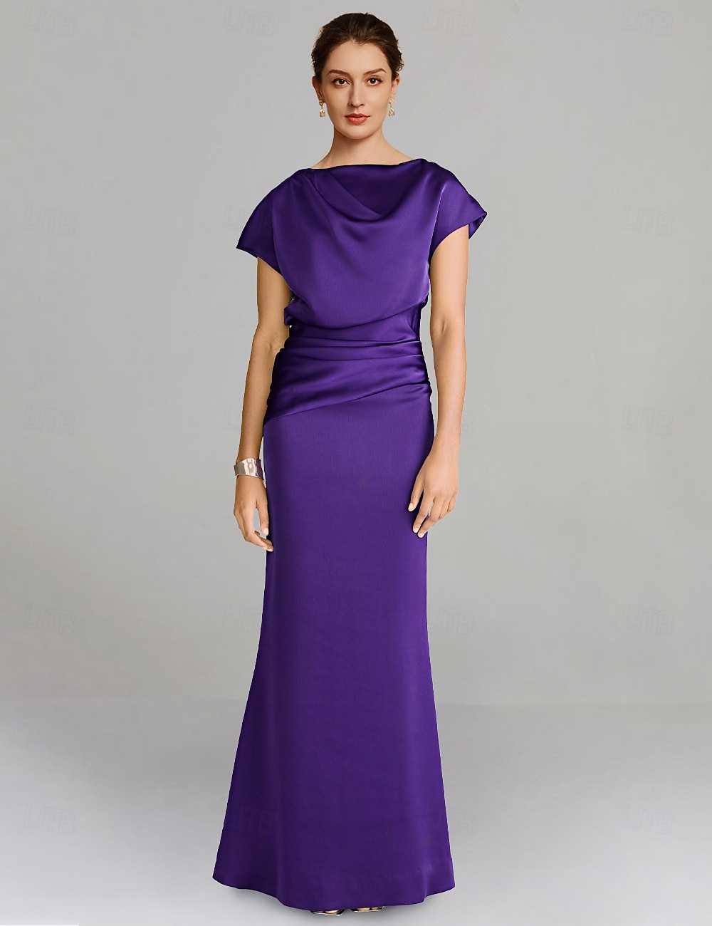 Robe fourreau robe mère de la mariée robe formelle élégante épaule dénudée longueur sol satin manches courtes avec froncés couleur unie taille personnalisée gratuite de 2025 ? $174.99 –P1