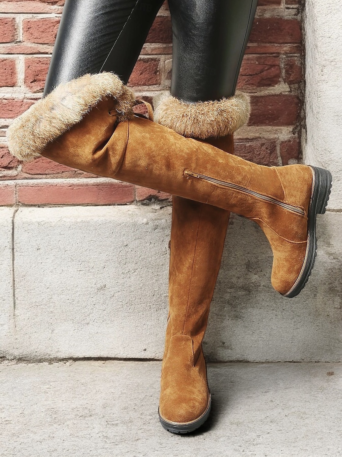 stivali da donna sopra il ginocchio in finta pelle scamosciata marrone con rifiniture in pelliccia sintetica: calzature invernali comode ed eleganti per un calore extra del 2026 a $69.99 –P2