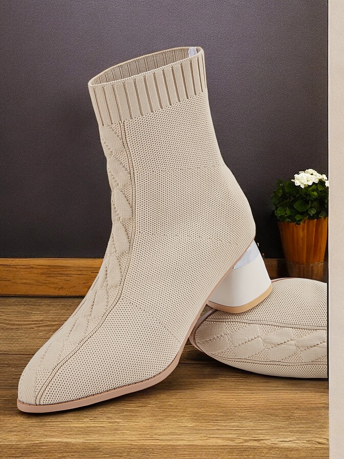 Botines tipo calcetín de mujer en color beige con tacón de bloque metalizado: tejido de punto elástico y diseño moderno para looks casuales y elegantes 2025 - €32.99 –P2