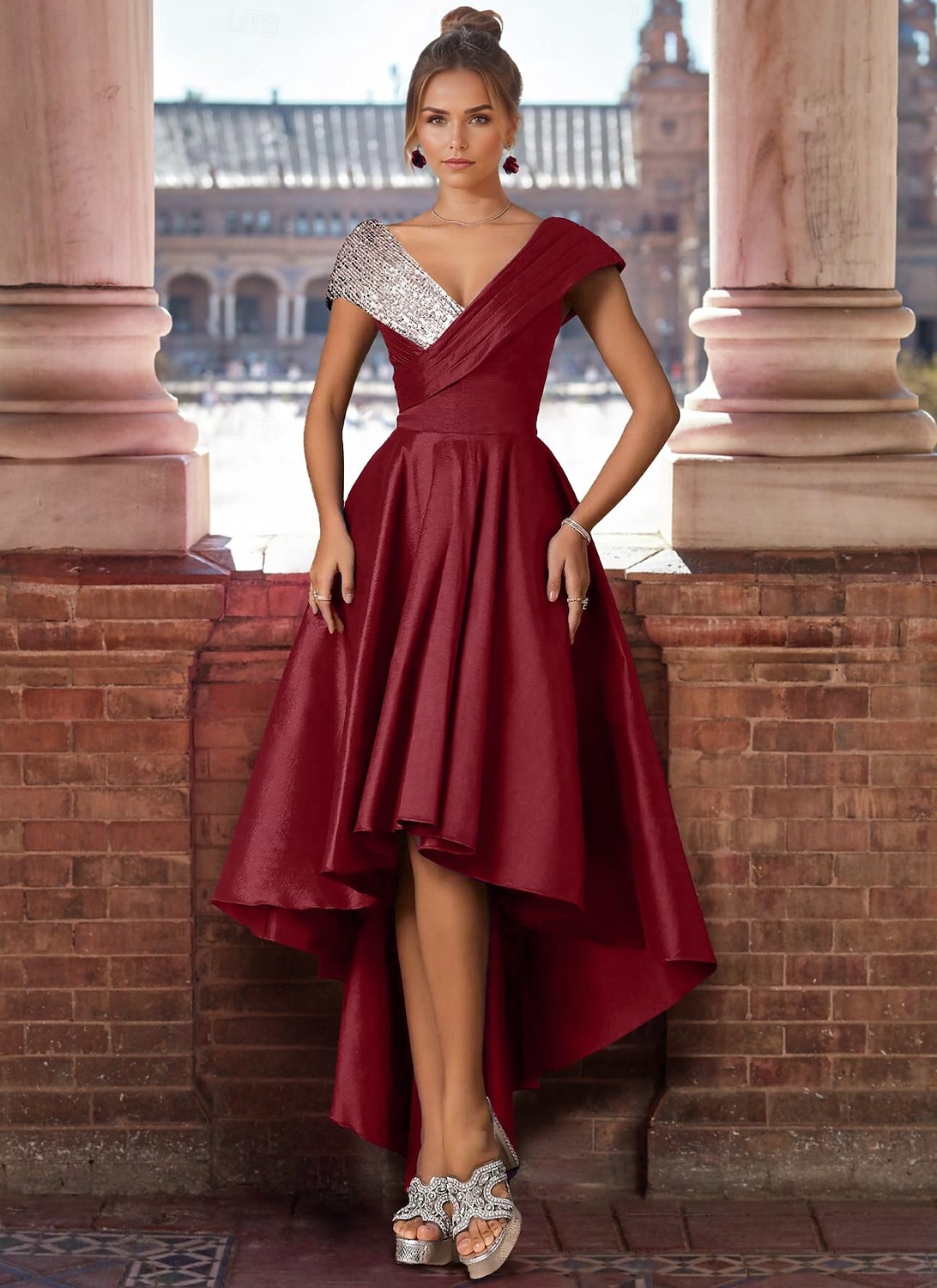 Abiti da cocktail A-Line Abito elegante Ospite di matrimonio Asimmetrico Maniche corte Collo a V Satin con pieghe glitterate Abiti del 2025 a $150.99 –P3