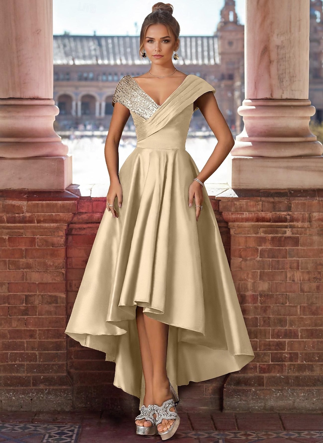 Abiti da cocktail A-Line Abito elegante Ospite di matrimonio Asimmetrico Maniche corte Collo a V Satin con pieghe glitterate Abiti del 2025 a $150.99 –P1