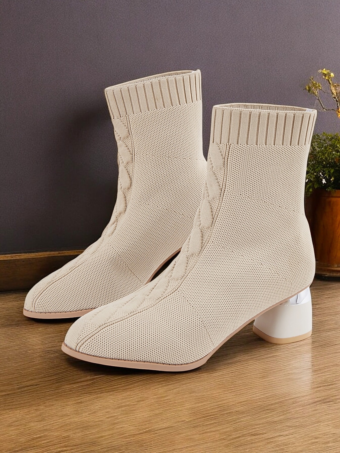 Botines tipo calcetín de mujer en color beige con tacón de bloque metalizado: tejido de punto elástico y diseño moderno para looks casuales y elegantes 2025 - €32.99 –P1