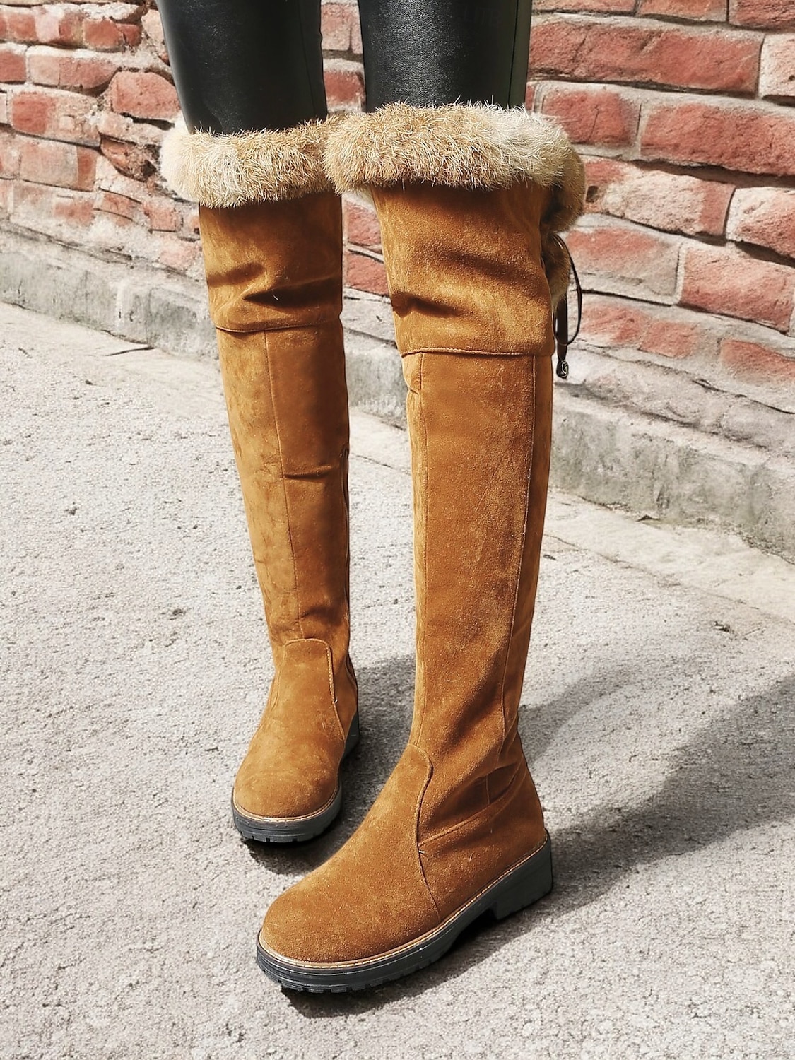 stivali da donna sopra il ginocchio in finta pelle scamosciata marrone con rifiniture in pelliccia sintetica: calzature invernali comode ed eleganti per un calore extra del 2026 a $69.99 –P1