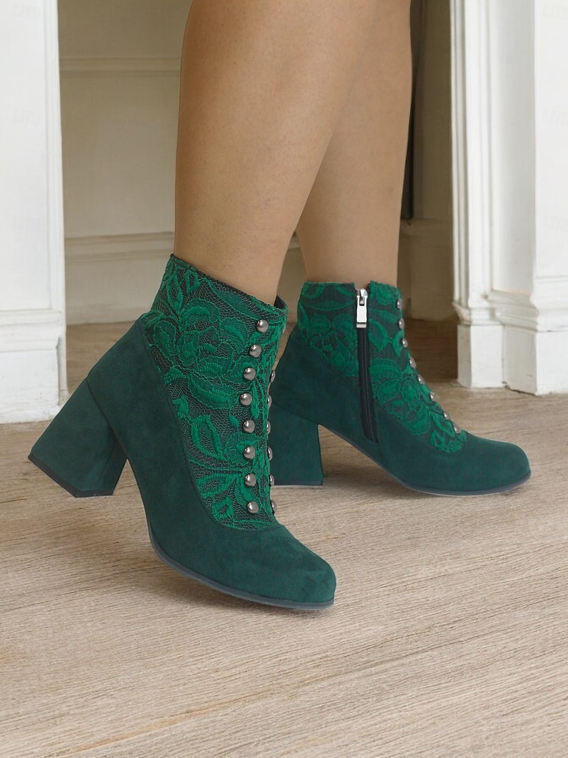 Botines de ante sintético verde para mujer con botón a presión, capa de encaje y cremallera lateral: diseño de inspiración vintage con tacón de bloque, perfectos para conjuntos elegantes y ocasiones especiales 2025 - $64.99 –P4