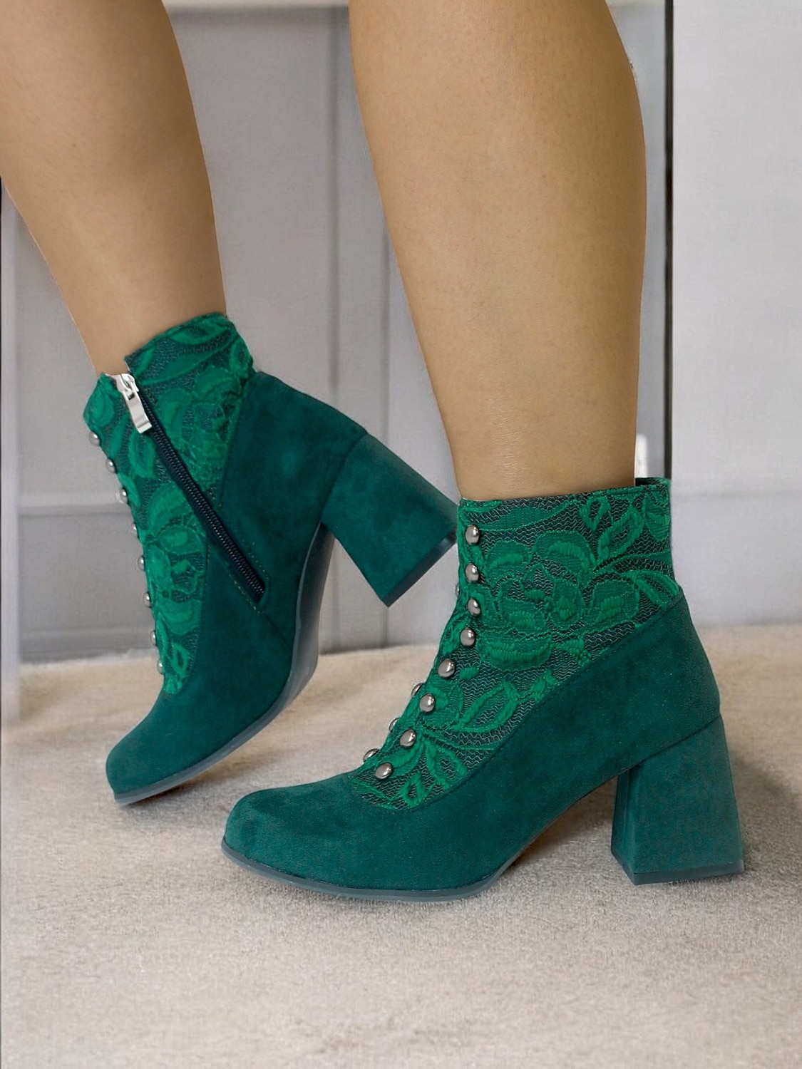 Botines de ante sintético verde para mujer con botón a presión, capa de encaje y cremallera lateral: diseño de inspiración vintage con tacón de bloque, perfectos para conjuntos elegantes y ocasiones especiales 2025 - $64.99 –P6