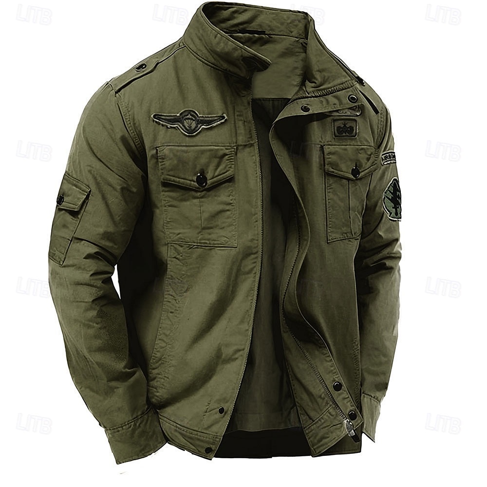 jaqueta militar bordada de algodão masculina, jaqueta cargo com alças, manga comprida, gola alta, casaco com vários bolsos, jaqueta caminhoneiro, estampa act my age, agasalho tático de 2025 por $53.99 –P4