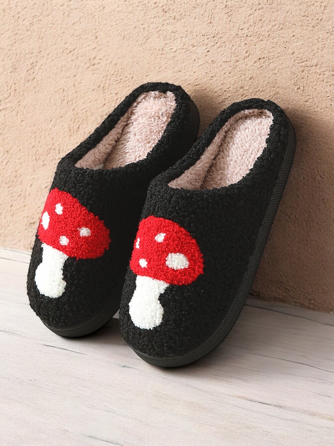 pantofole da interno nere comode da donna con ricamo a forma di fungo rosso - fodera in peluche, suola antiscivolo, perfette per il relax invernale in casa del 2025 a $18.99 –P8