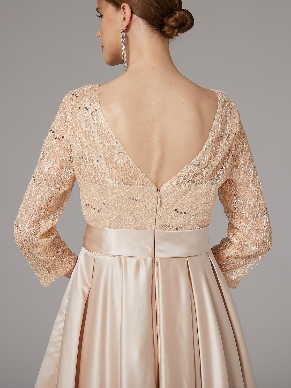 A-Lijn Jurk Moeder van de Bruid Jurk Elegante Plus Size Hoog Laag Juwelen Hals Asymmetrisch Satijn Kant 3/4 Lange Mouwen Vloerlengte met Ceintuur  Riem Applicaties 2025 - $155.99 –P6