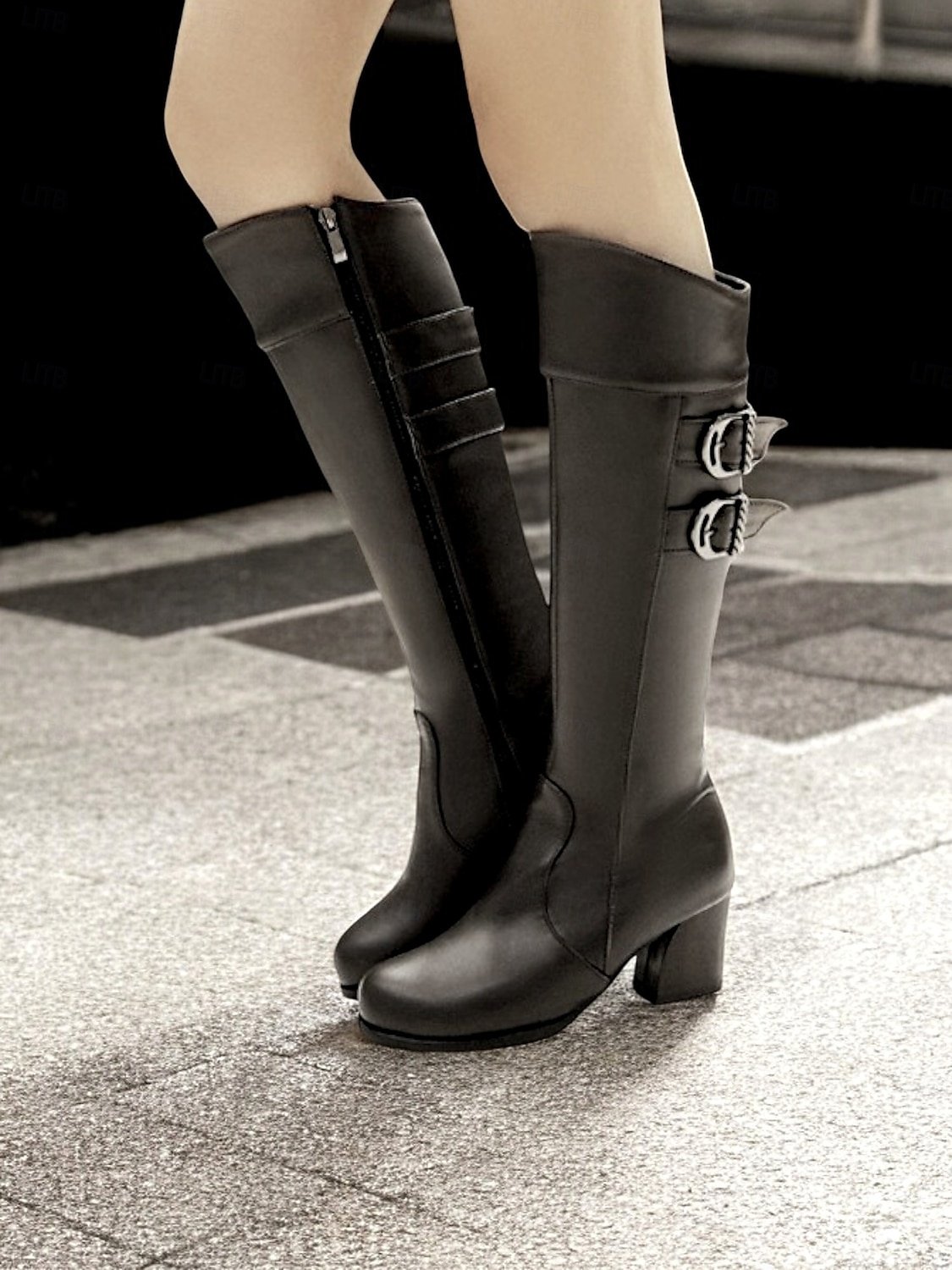 bottes blanches hautes pour femmes avec détail à double boucle – bottes à talon bloc élégantes pour les tenues d'hiver et décontractées de 2025 ? $59.99 –P2