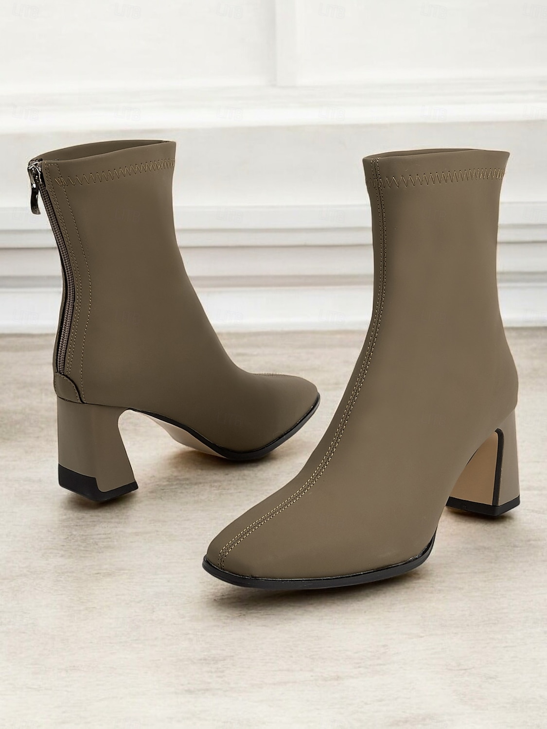 bottines taupe élégantes pour femmes avec talons carrés, fermeture à glissière et détails de couture chics - parfaites pour la mode d'automne, les sorties décontractées et les tenues de bureau de 2025 ? $64.99 –P2