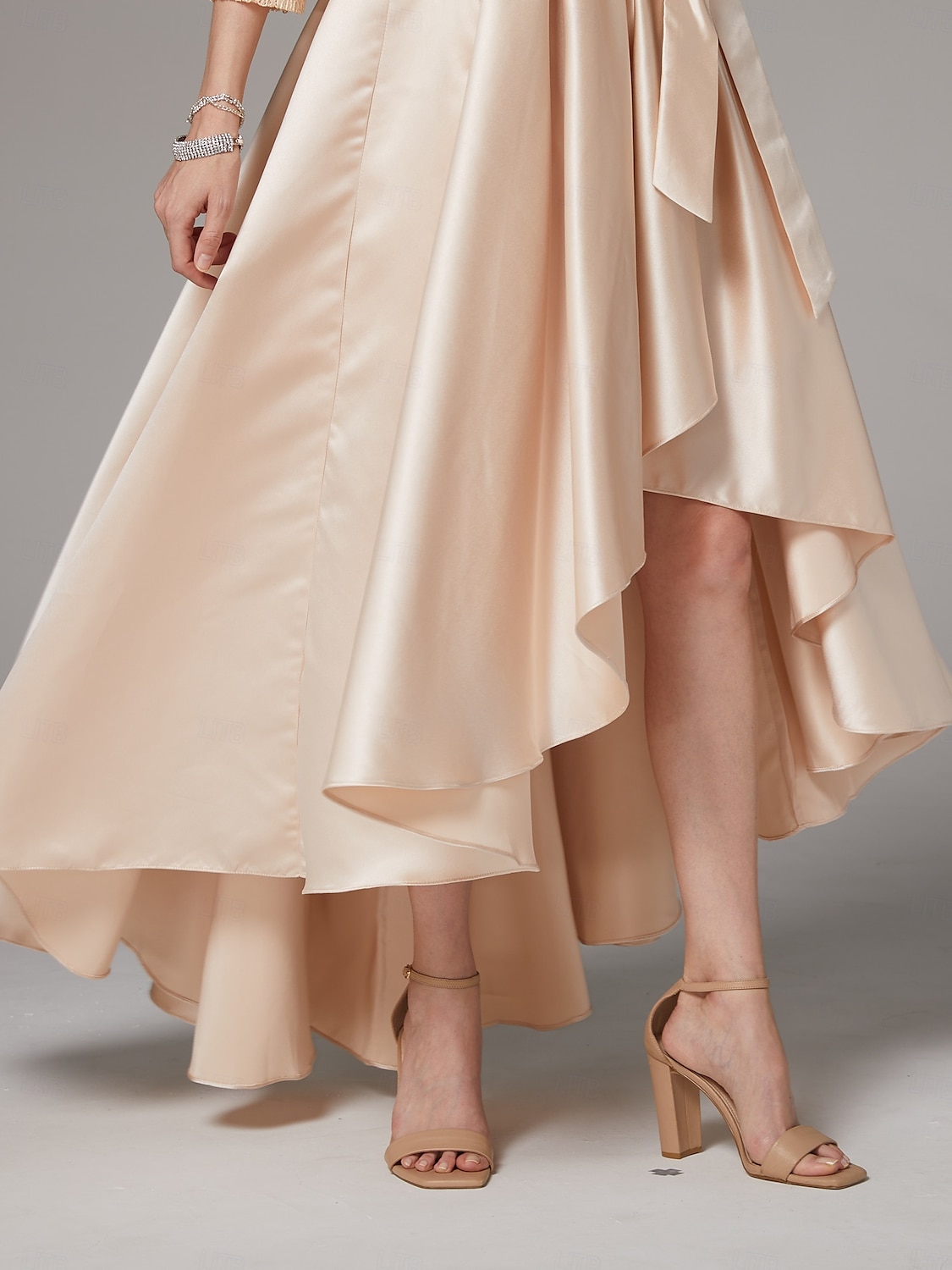 A-Lijn Jurk Moeder van de Bruid Jurk Elegante Plus Size Hoog Laag Juwelen Hals Asymmetrisch Satijn Kant 3/4 Lange Mouwen Vloerlengte met Ceintuur  Riem Applicaties 2025 - $155.99 –P10