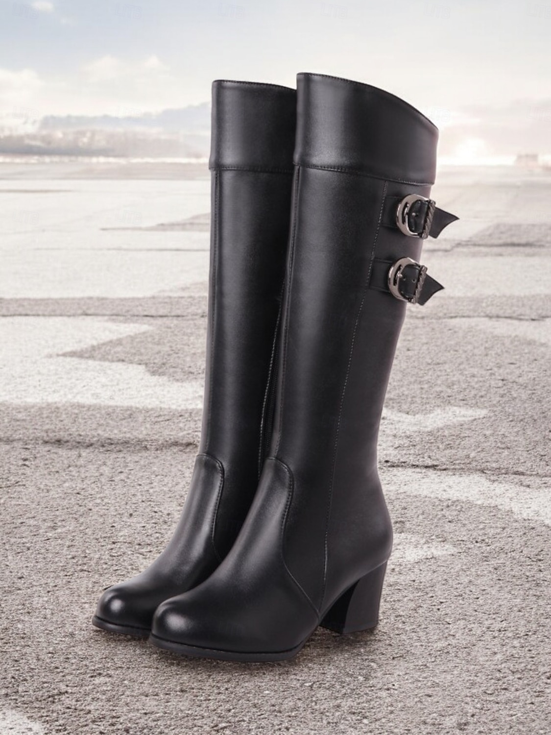 bottes blanches hautes pour femmes avec détail à double boucle – bottes à talon bloc élégantes pour les tenues d'hiver et décontractées de 2025 ? $59.99 –P10
