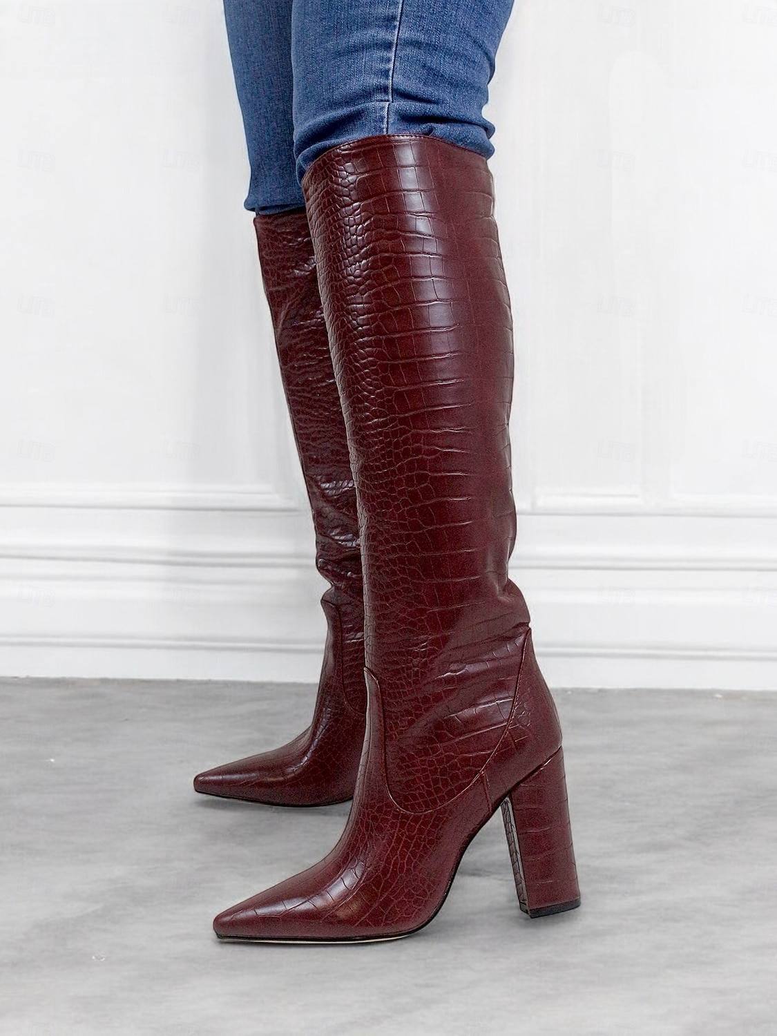 burgunderfarbene kniehohe Stiefel mit Krokoprägung für Damen – stylische Stiefel mit spitzer Spitze und Blockabsatz für die Herbst- und Wintermode 2025 - $54.99 –P3