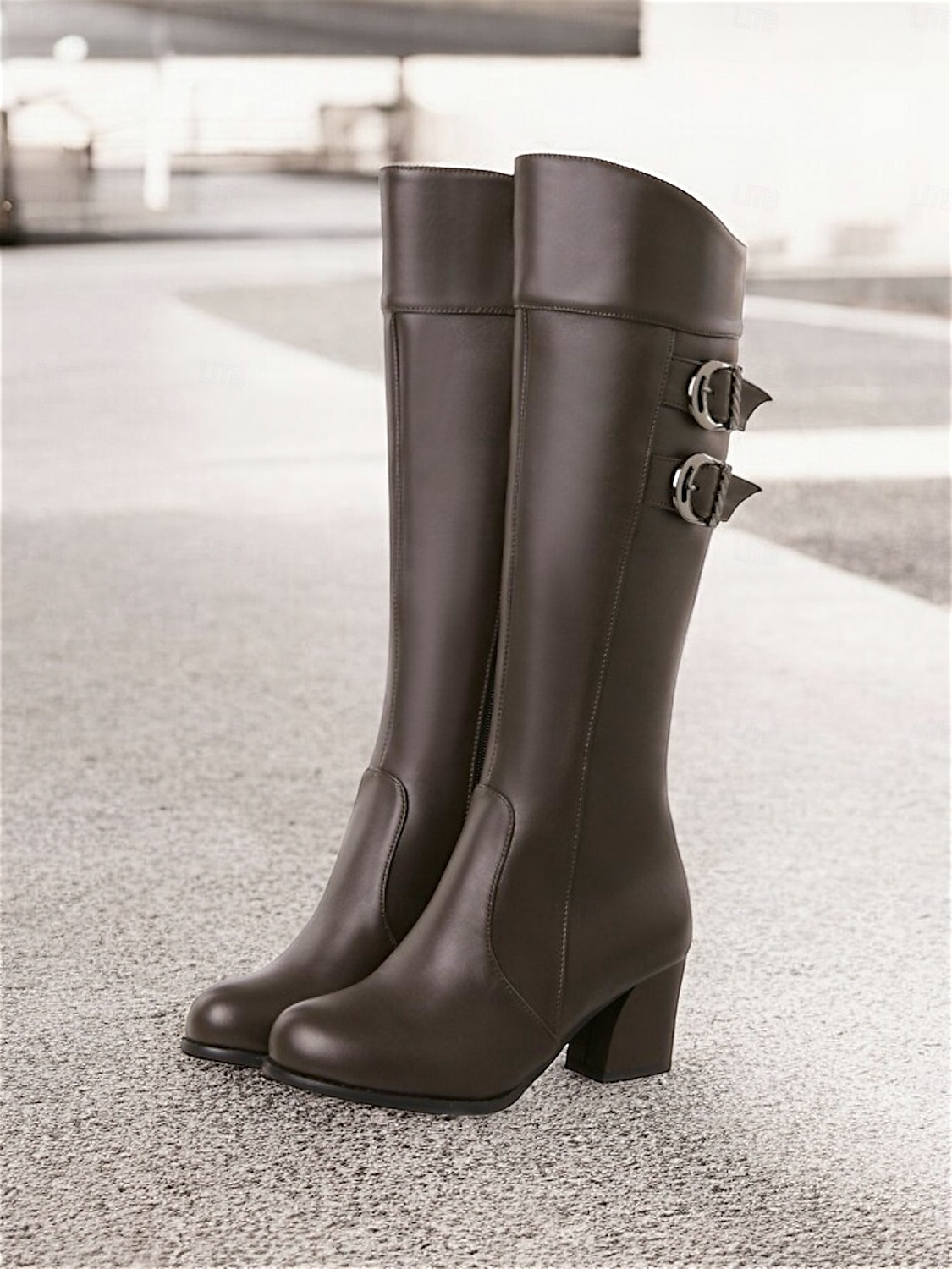 bottes blanches hautes pour femmes avec détail à double boucle – bottes à talon bloc élégantes pour les tenues d'hiver et décontractées de 2025 ? $59.99 –P11