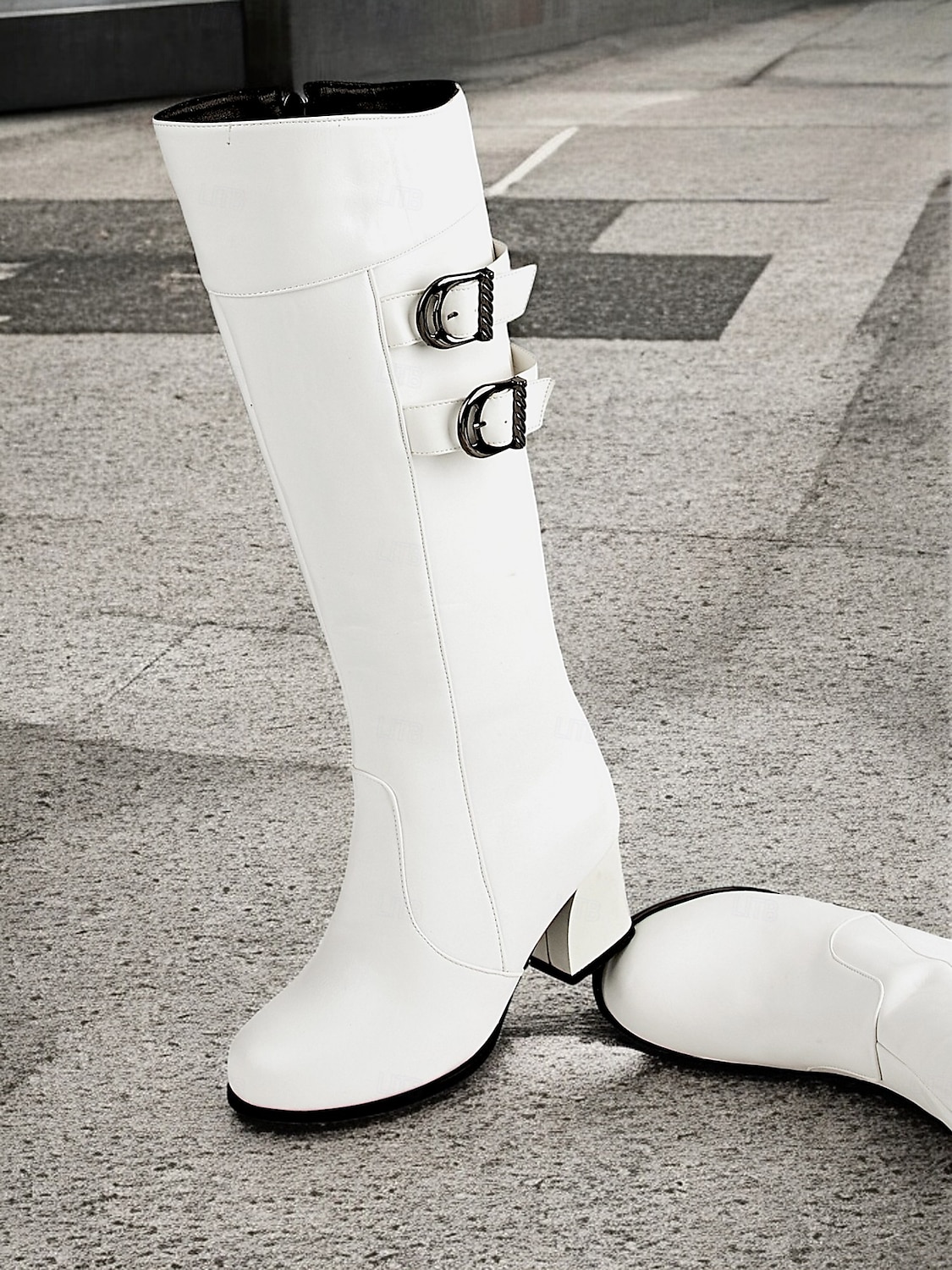 bottes blanches hautes pour femmes avec détail à double boucle – bottes à talon bloc élégantes pour les tenues d'hiver et décontractées de 2025 ? $59.99 –P9