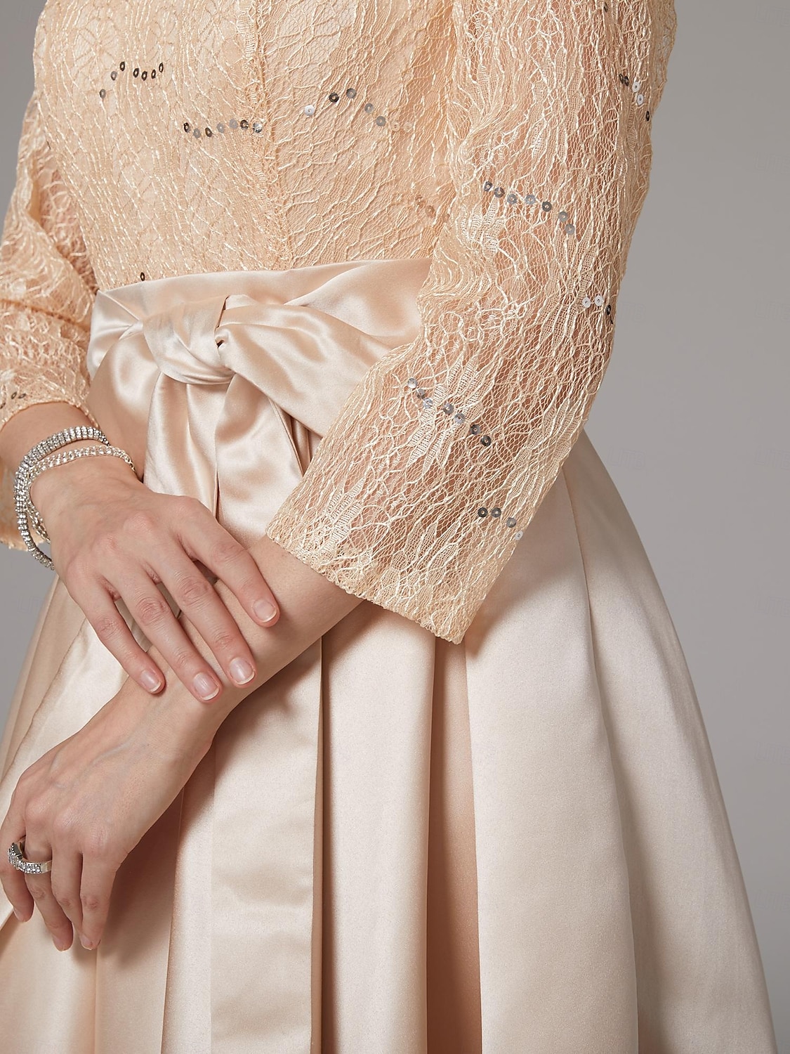 A-Lijn Jurk Moeder van de Bruid Jurk Elegante Plus Size Hoog Laag Juwelen Hals Asymmetrisch Satijn Kant 3/4 Lange Mouwen Vloerlengte met Ceintuur  Riem Applicaties 2025 - $155.99 –P9