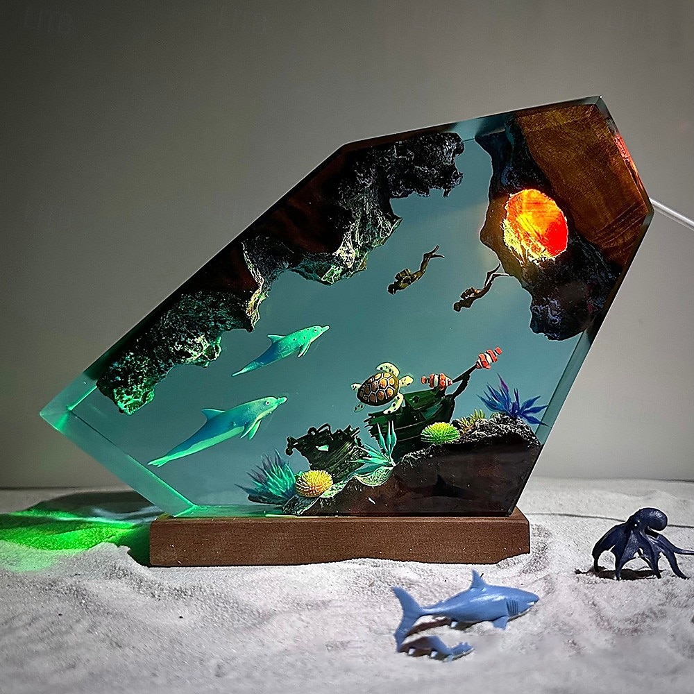 handgefertigtes Nachtlicht aus Ozeanharz, Nachtlicht aus Delfin- und Schildkrötenharz, Taucherpaar erkundet Unterwasserwelt, Clownfische, Wassergras, USB-Tischlampe aus Holz für Zuhause &Bürodekor, 2025 - $79.99 –P1