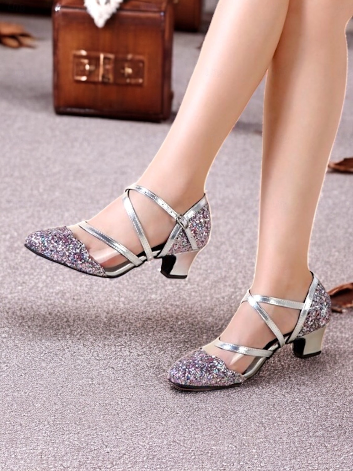 chaussures de danse à paillettes noires pour femmes avec brides croisées, semelle en daim souple et talons bas – parfaites pour les événements de salon, latins et de fête de 2025 ? $46.99 –P11