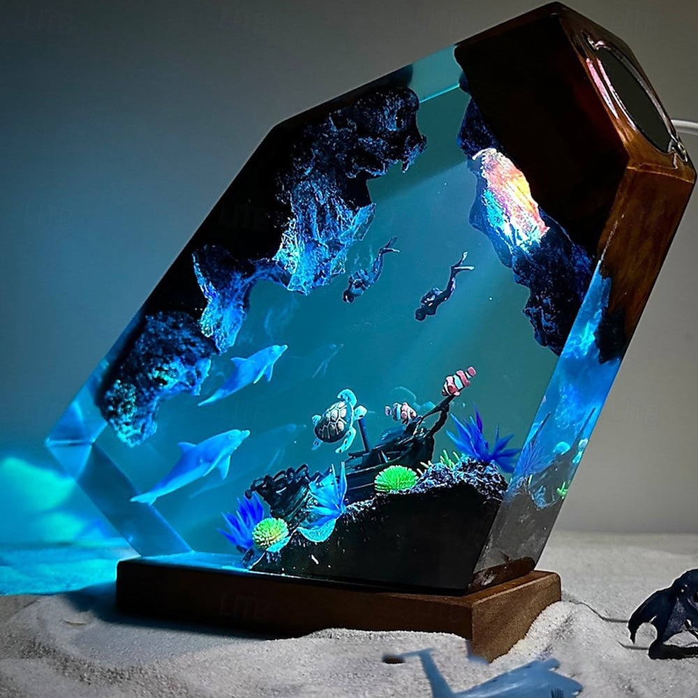 handgefertigtes Nachtlicht aus Ozeanharz, Nachtlicht aus Delfin- und Schildkrötenharz, Taucherpaar erkundet Unterwasserwelt, Clownfische, Wassergras, USB-Tischlampe aus Holz für Zuhause &Bürodekor, 2025 - $79.99 –P3
