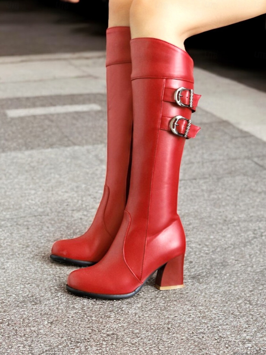 bottes blanches hautes pour femmes avec détail à double boucle – bottes à talon bloc élégantes pour les tenues d'hiver et décontractées de 2025 ? $59.99 –P1
