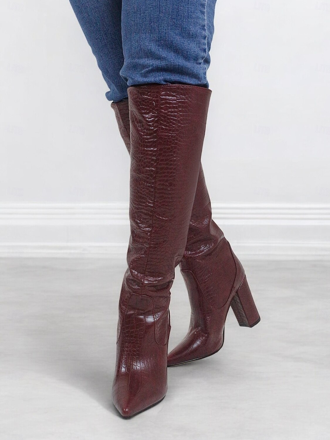 burgunderfarbene kniehohe Stiefel mit Krokoprägung für Damen – stylische Stiefel mit spitzer Spitze und Blockabsatz für die Herbst- und Wintermode 2025 - $54.99 –P4