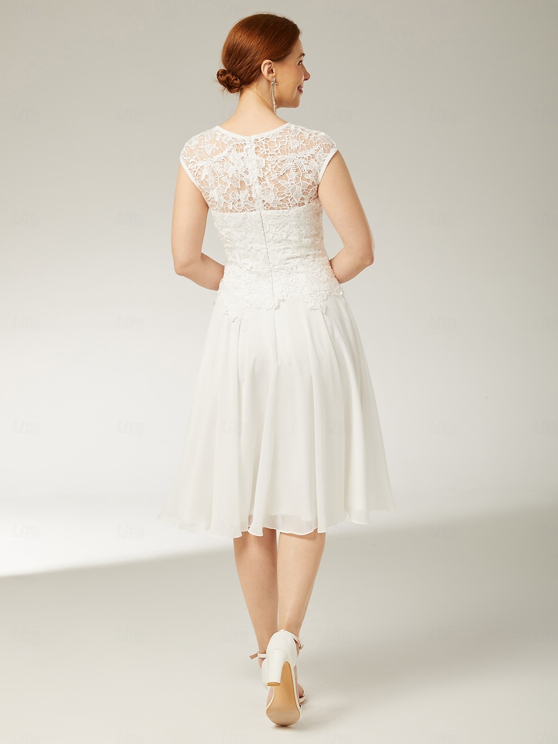 Twee-delige Sluier  Kolom Moeder van de Bruid Jurk Strand Bruiloft Elegante Sieraad Hals Knie Lengte Chiffon Satin Kant 3/4 Lengte Mouw Korte Jas Jurken met Applicaties 2025 - $193.99 –P6