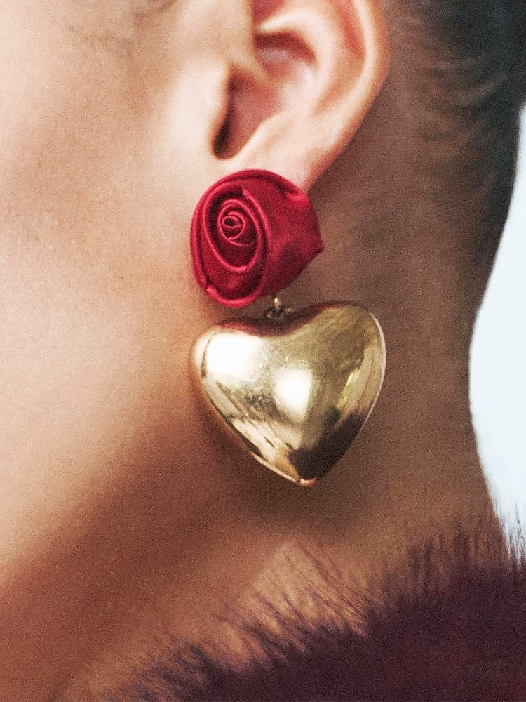 brincos femininos românticos de rosa e coração, flor de cetim vermelho com design de coração dourado, joias de destaque para casamentos, presentes de dia dos namorados e ocasiões especiais de 2025 por $7.99 –P1