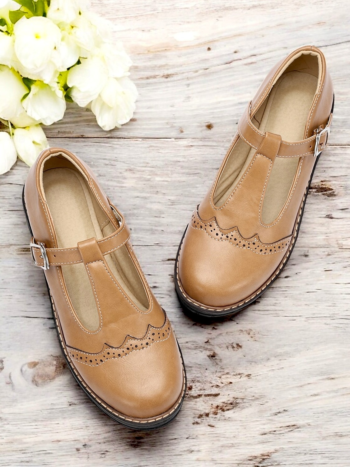 chaussures Mary Jane en similicuir marron clair pour femmes avec bride en T et détails brogue, semelle robuste pour un port quotidien confortable et des tenues de style vintage de 2025 ? $54.99 –P2