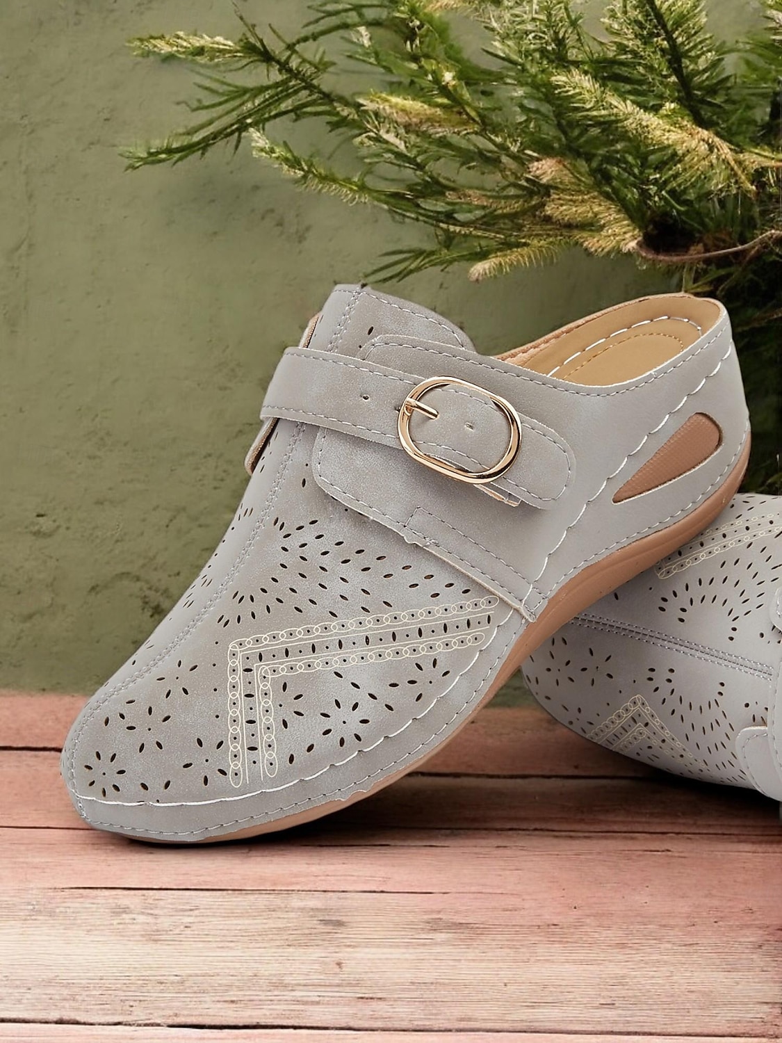 naisten rei'itetty harmaa keinonahkainen kiilamuuli - mukavat jalkineet vapaa-aikaan 2025 - $24.99 –P3