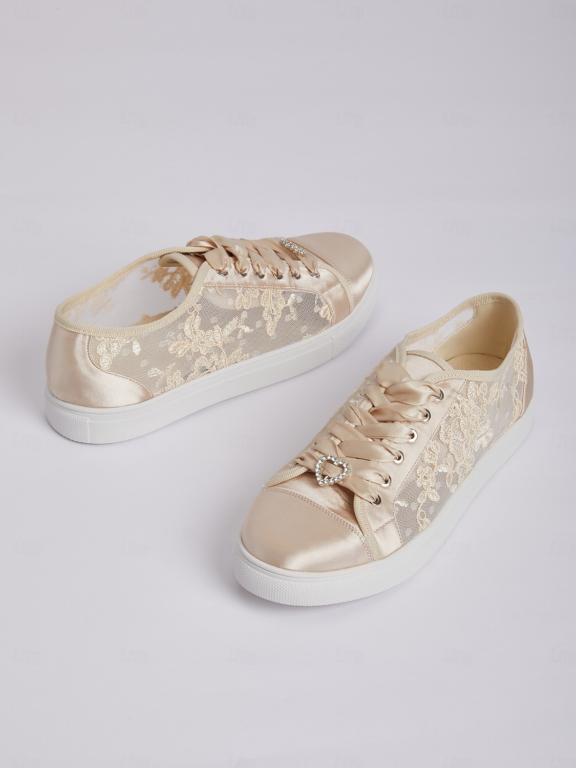 damsneakers i spets med satängkanter - perfekta för ett avslappnat chic bröllop 2026 - $79.99 –P3