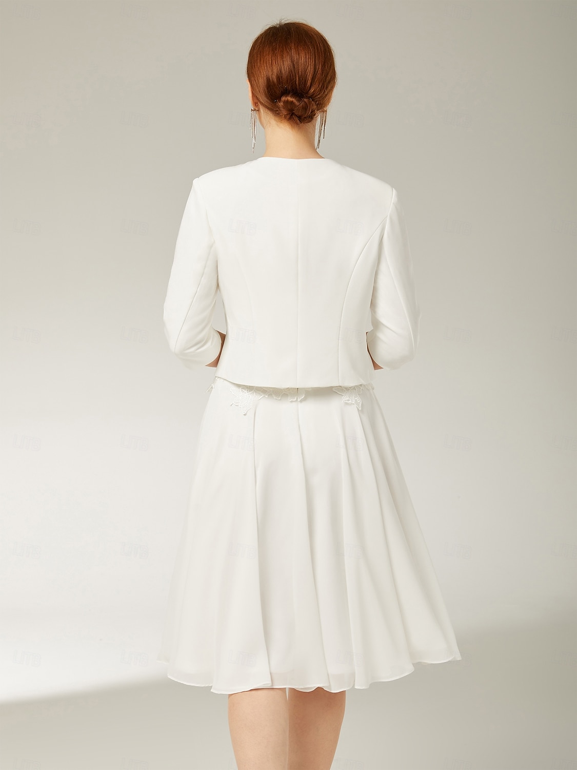 Twee-delige Sluier  Kolom Moeder van de Bruid Jurk Strand Bruiloft Elegante Sieraad Hals Knie Lengte Chiffon Satin Kant 3/4 Lengte Mouw Korte Jas Jurken met Applicaties 2025 - $193.99 –P2