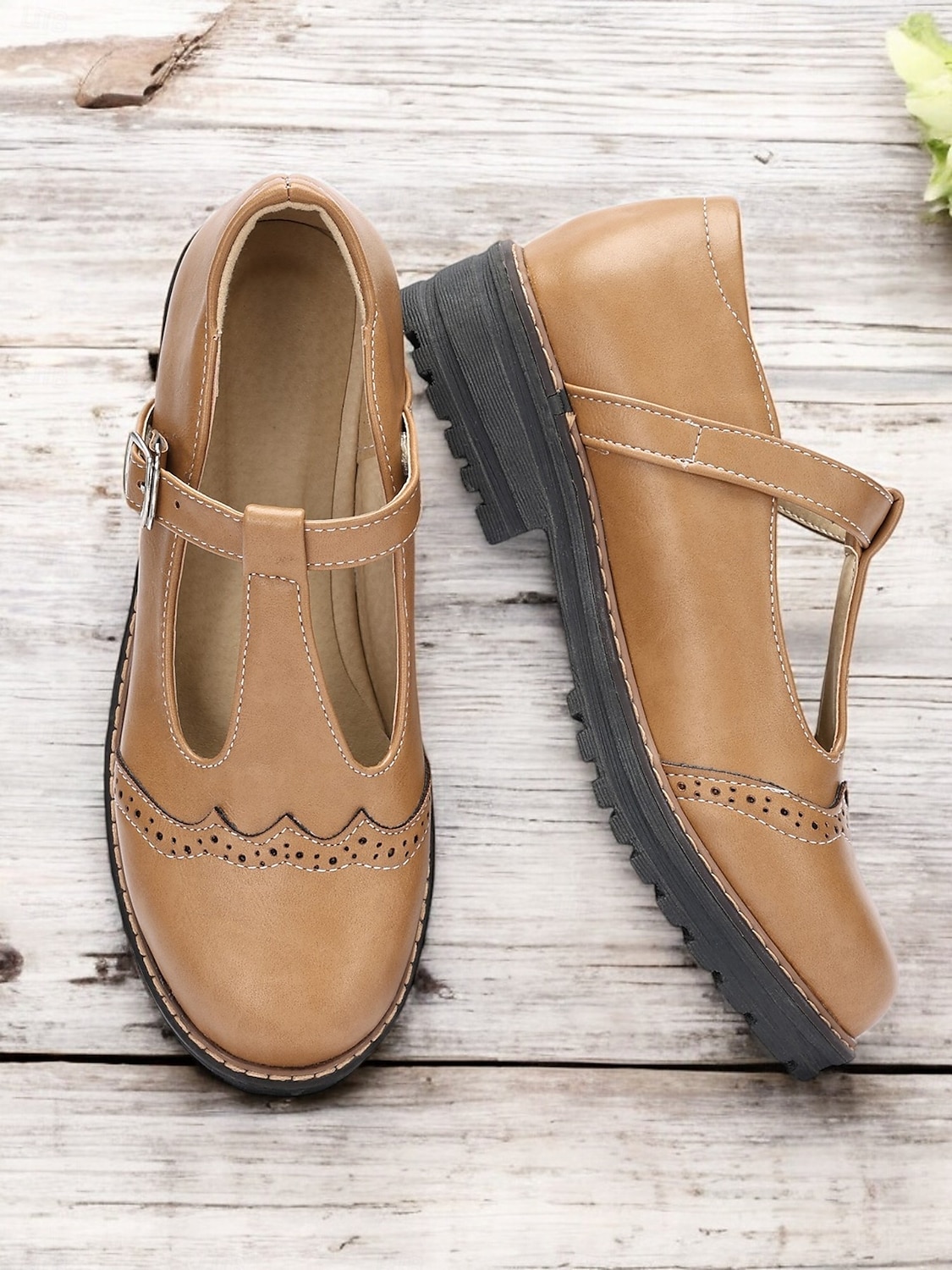 chaussures Mary Jane en similicuir marron clair pour femmes avec bride en T et détails brogue, semelle robuste pour un port quotidien confortable et des tenues de style vintage de 2025 ? $54.99 –P3