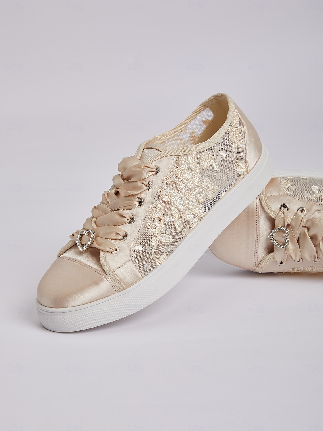 damsneakers i spets med satängkanter - perfekta för ett avslappnat chic bröllop 2026 - $79.99 –P4