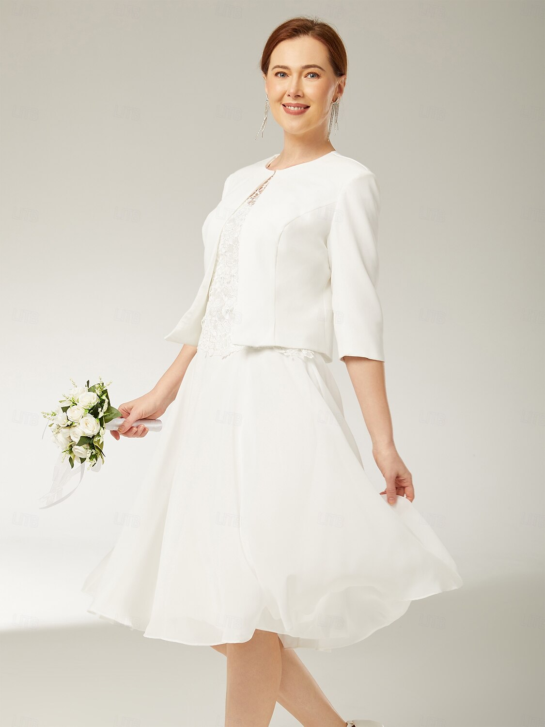 Twee-delige Sluier  Kolom Moeder van de Bruid Jurk Strand Bruiloft Elegante Sieraad Hals Knie Lengte Chiffon Satin Kant 3/4 Lengte Mouw Korte Jas Jurken met Applicaties 2025 - $193.99 –P3