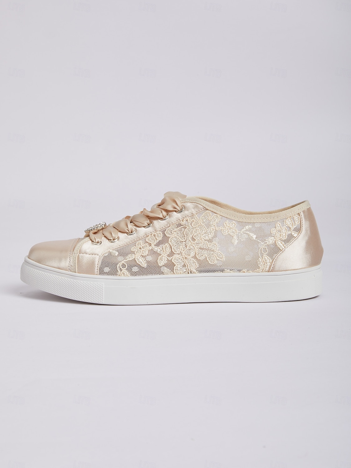 damsneakers i spets med satängkanter - perfekta för ett avslappnat chic bröllop 2026 - $79.99 –P2