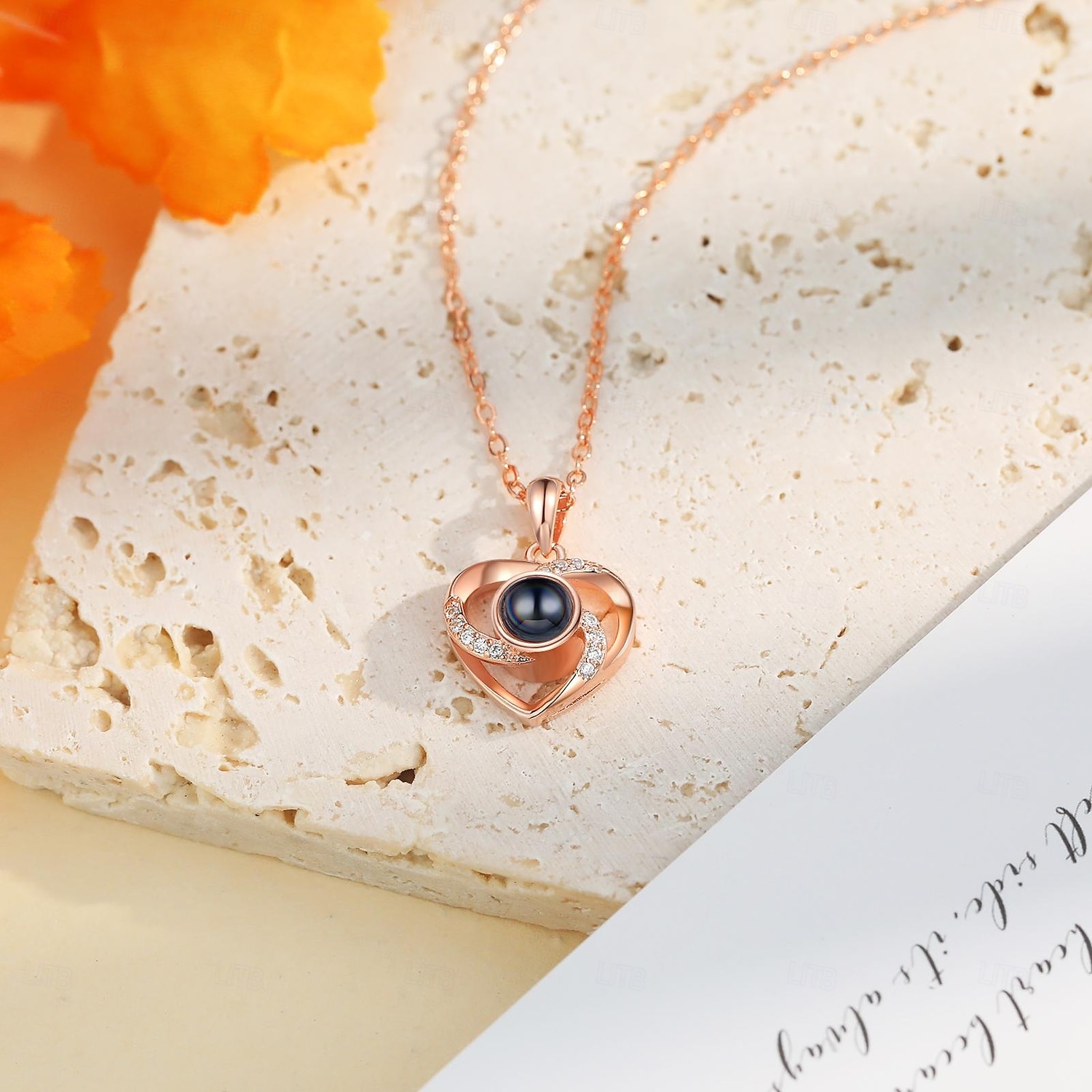 שרשרת פרוג'קציה עם תמונה מותאמת אישית - מתנה הכי טובה לאמא - תליון בצורת לב עם תמונה שמתאימה מתנה חשובה לחתונה ליום נישואין או מתנה לשמירה לאוהב שלך 2025 - $29.99 –P4