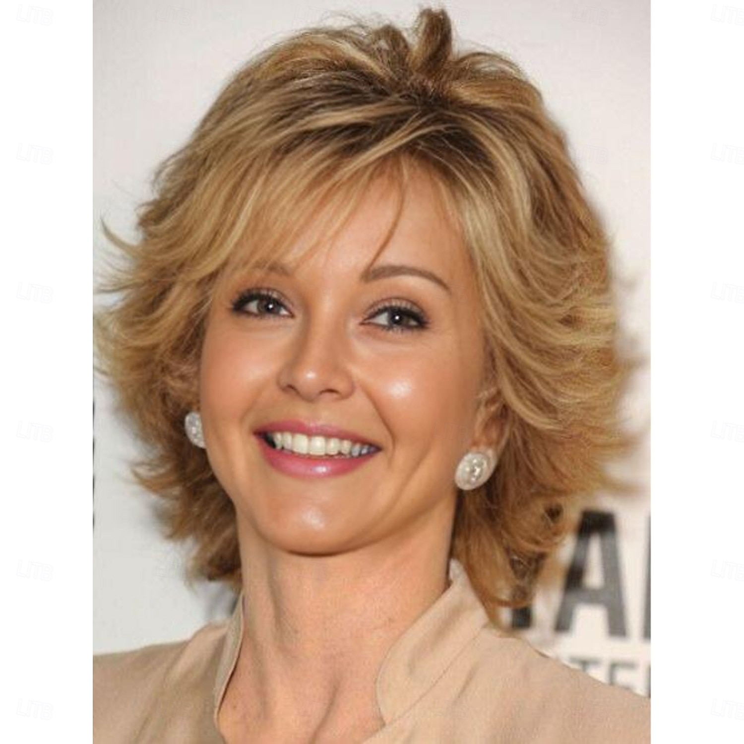 Von Jane Fonda inspirierte Perücken, Kunsthaarperücke, lockige asymmetrische Perücke, kurzes blondes Kunsthaar, modisches Damendesign, weiches natürliches Blond 2025 - $17.99 –P1