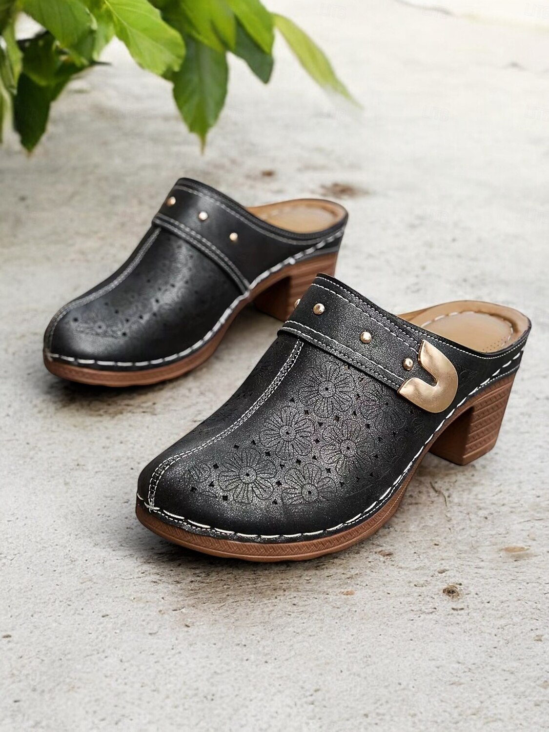 mules perforées à fleurs rouges pour femmes avec talon bloc et détails cloutés - sabots confortables à enfiler pour les sorties décontractées et la mode printanière de 2025 ? $24.99 –P1