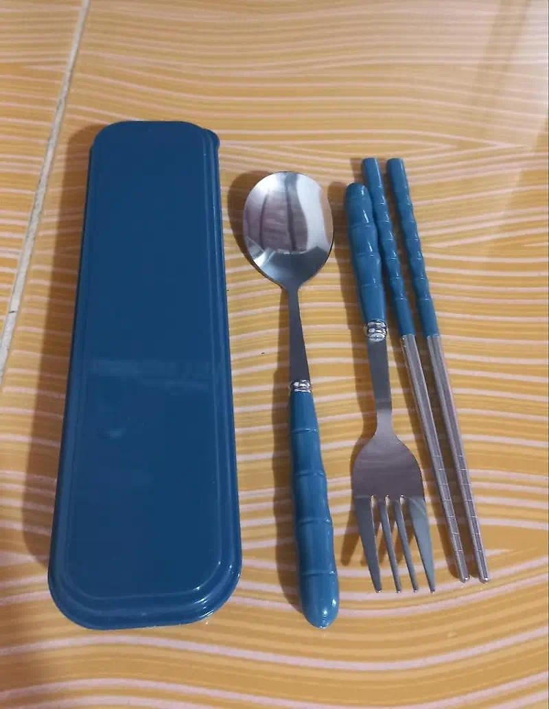 Ensemble d'ustensiles de camping 3 en 1 en acier inoxydable avec couvercle en plastique réutilisable, ensemble de cuillères, fourchettes et baguettes portables pour pique-nique en camping de 2025 ? $6.99 –P5