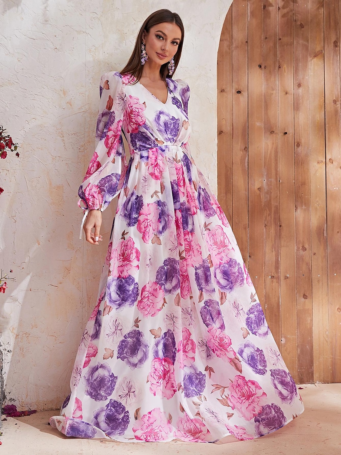 Robe A-Line Invité de Mariage Mère de la Mariée Élégante Cache Ventre Col en V Longue en Chiffon Manches Longues avec Fleur Robe Invité de Mariage de 2025 ? $108.99 –P1