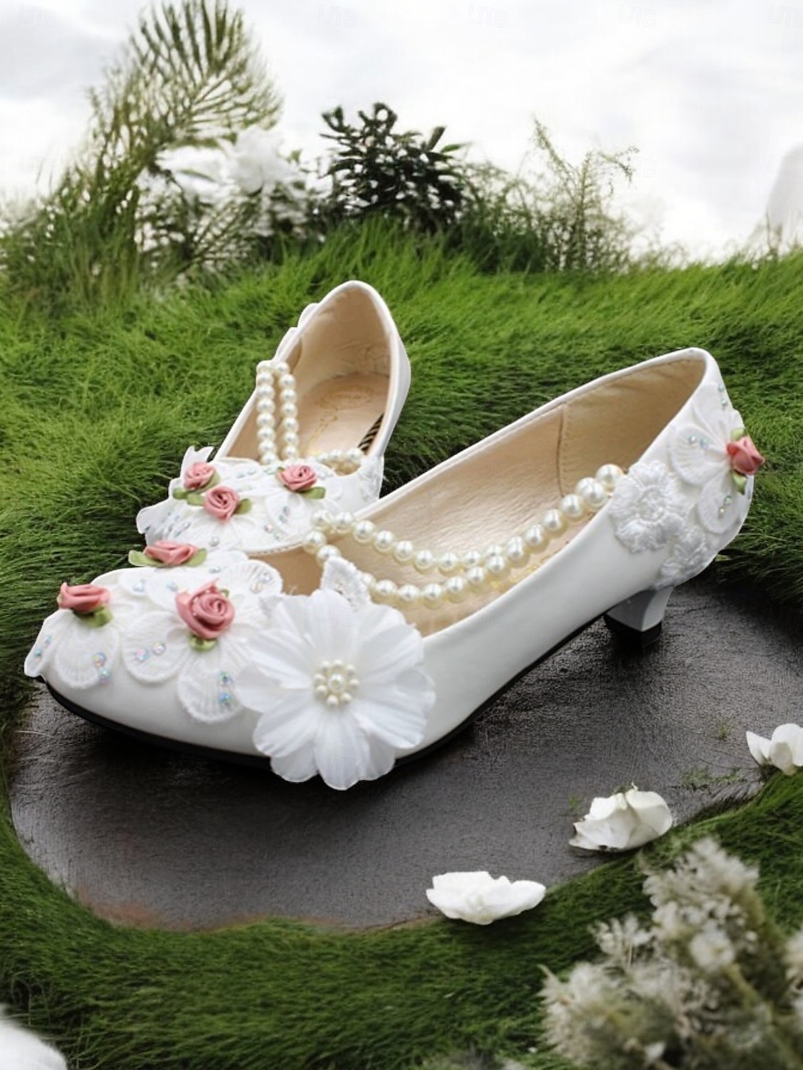 weiße, mit Blumen verzierte Schuhe mit Perlenriemen und niedrigem Absatz für Braut- und Hochzeitsveranstaltungen 2025 - $46.99 –P2
