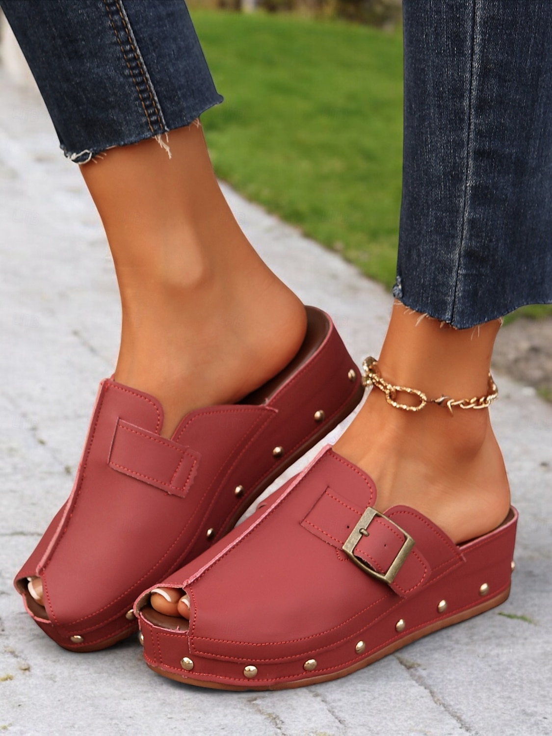 női peep-toe wedge öszvérek csatos pántokkal és szegecses díszítéssel – kényelmes felbújós szandál hétköznapi viselethez és nyári kirándulásokhoz 2025 - $26.99 –P4