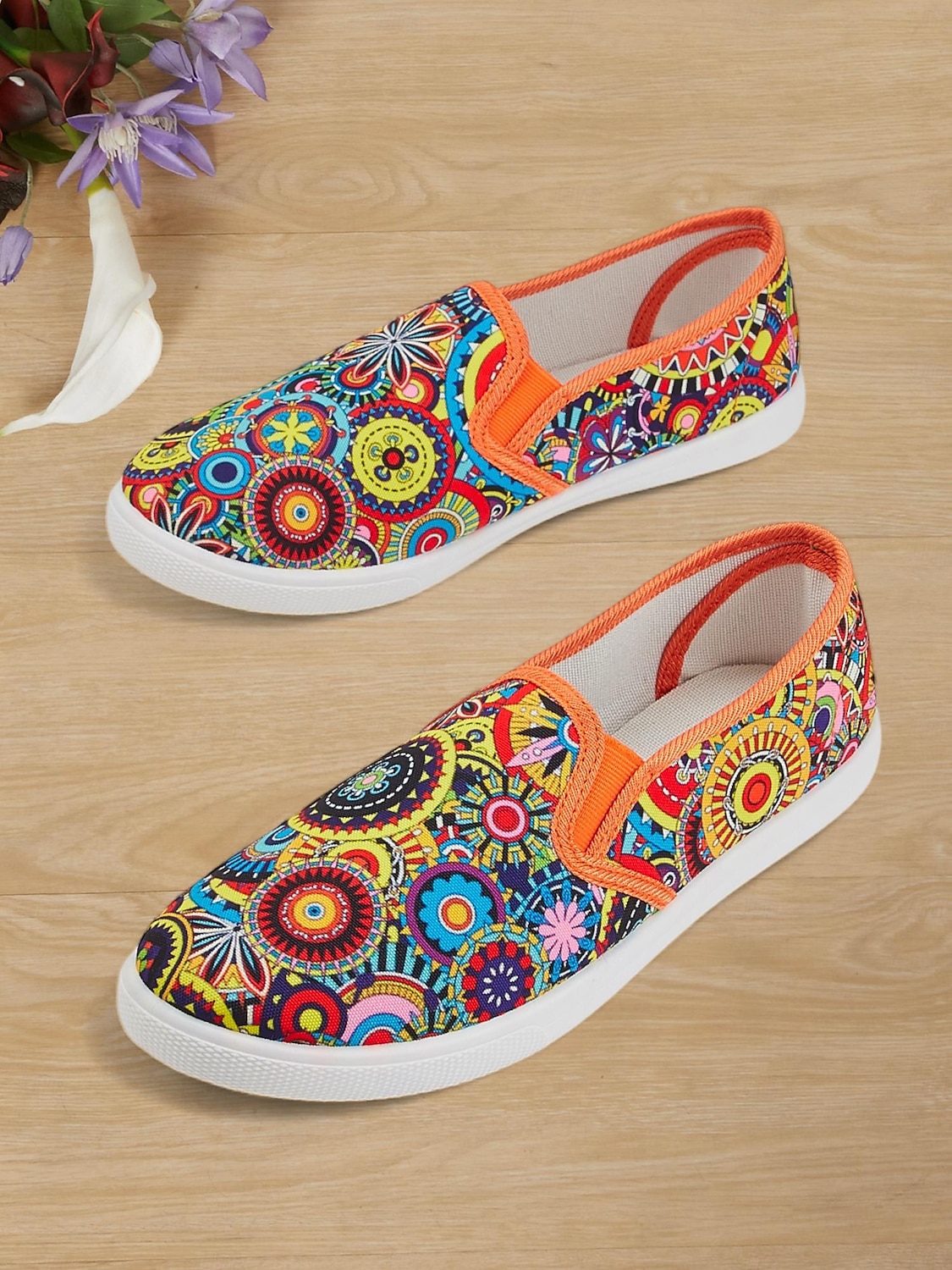 chaussures à enfiler en toile à imprimé mandala vibrant pour femmes – chaussures plates décontractées et confortables pour le quotidien et les voyages de 2025 ? $18.99 –P1