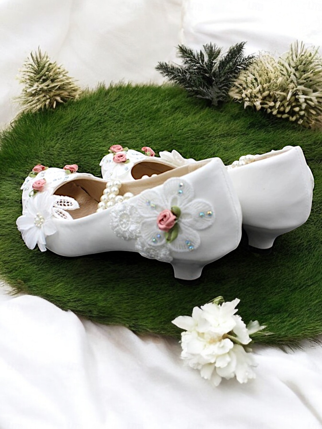 weiße, mit Blumen verzierte Schuhe mit Perlenriemen und niedrigem Absatz für Braut- und Hochzeitsveranstaltungen 2025 - $46.99 –P3